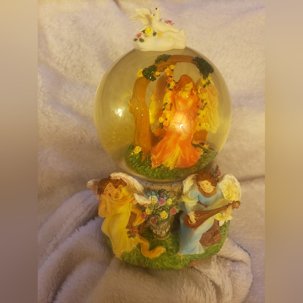 Vintage Sankyo Wind Up Musical Snow Globe Plays "Waltz of the flowers"